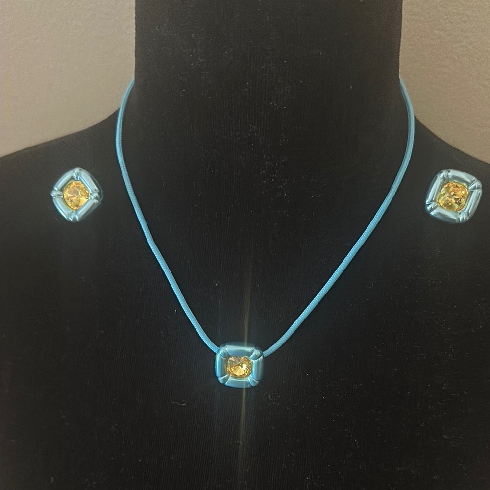 Swarovski Blue and Gold Necklace  and earings Set.  Gorgeous !!!